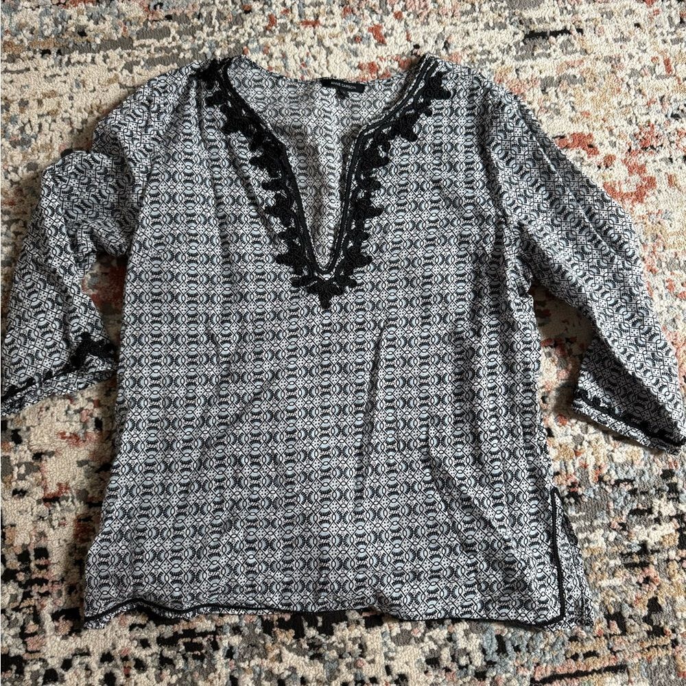 Anne Carson Black and White Graphic 3/4 Sleeve Blouse